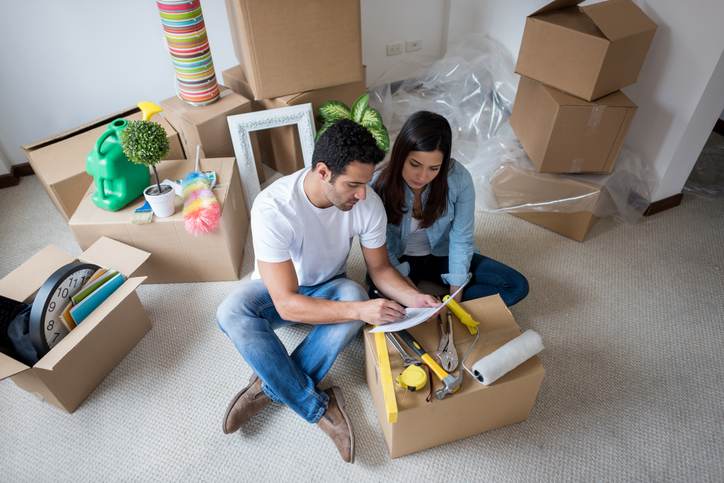 Latin couple moving house